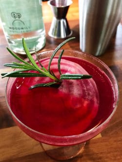 Beet-gin-fizz with rosemary